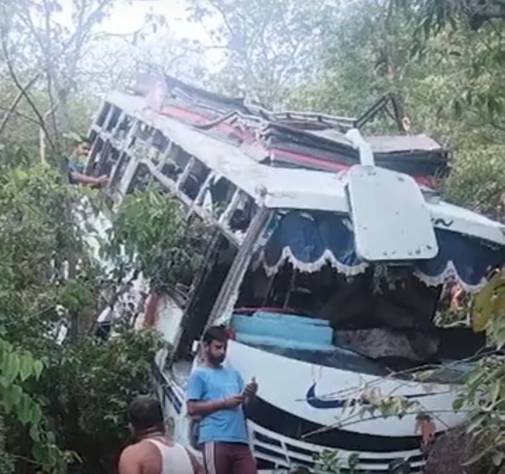 पाक की नापाक हरकत: इधर शपथ  उधर श्रद्धालुओं की बस पर हमला