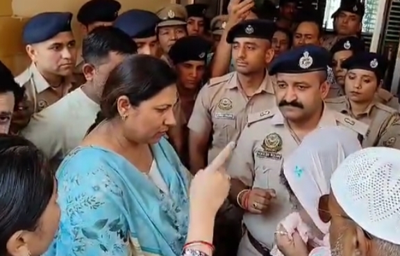 नाहन: पुलिस के सामने, पुलिस के खिलाफ नारेबाजी