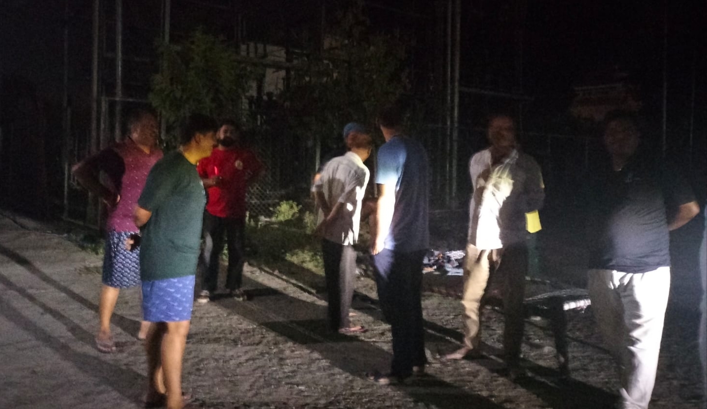 झुलसती गर्मी, तड़फते लोग ; रात को टूटा जनता का सब्र का बांध  मुर्दाबाद के नारे