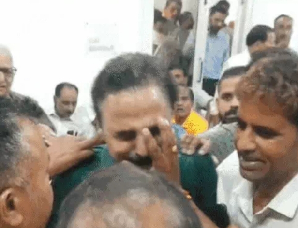 कांग्रेस में विद्रोह : टिकट नहीं मिलने पर फूट फूट कर रोए डॉक्टर राजेश कुमार