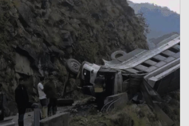 हिमाचल में बस हादसा 4 की मौत , कई घायल