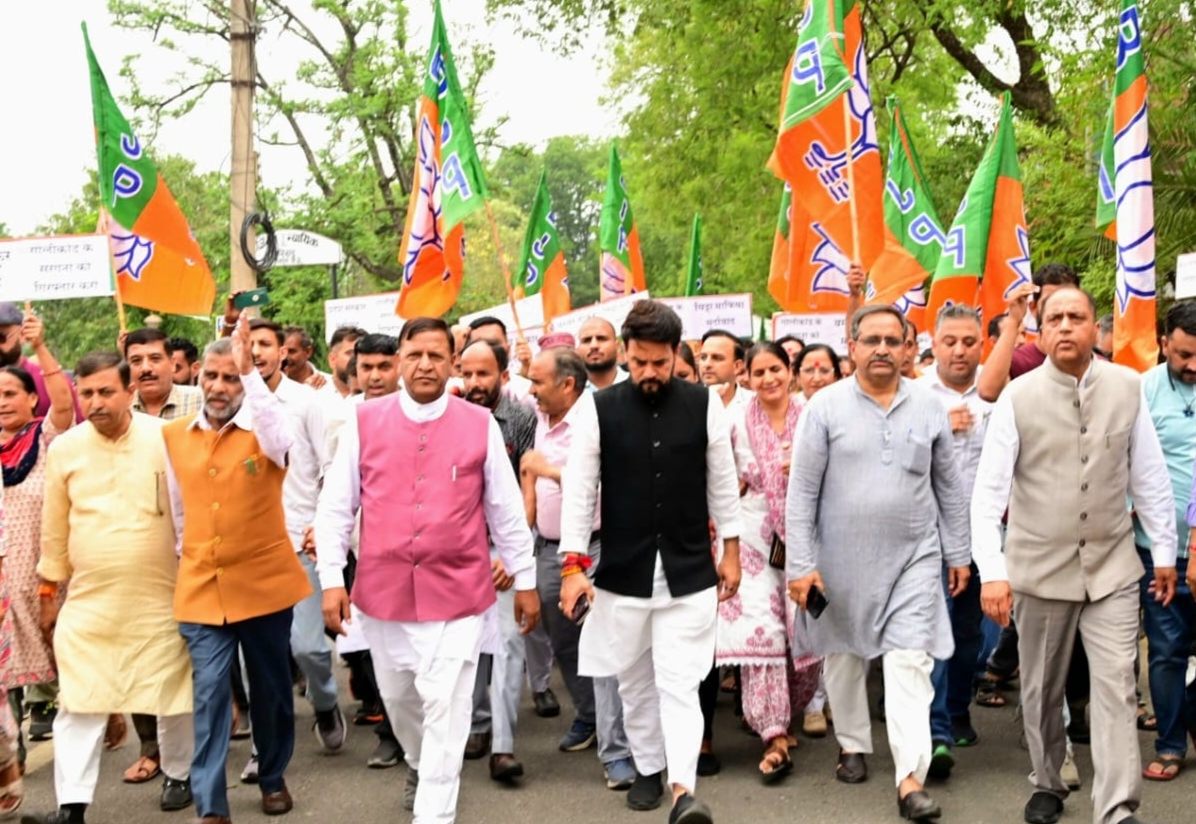 एक साथ सड़क पर उतरे पूर्व सीएम जयराम, सांसद अनुराग, अध्यक्ष बिंदल