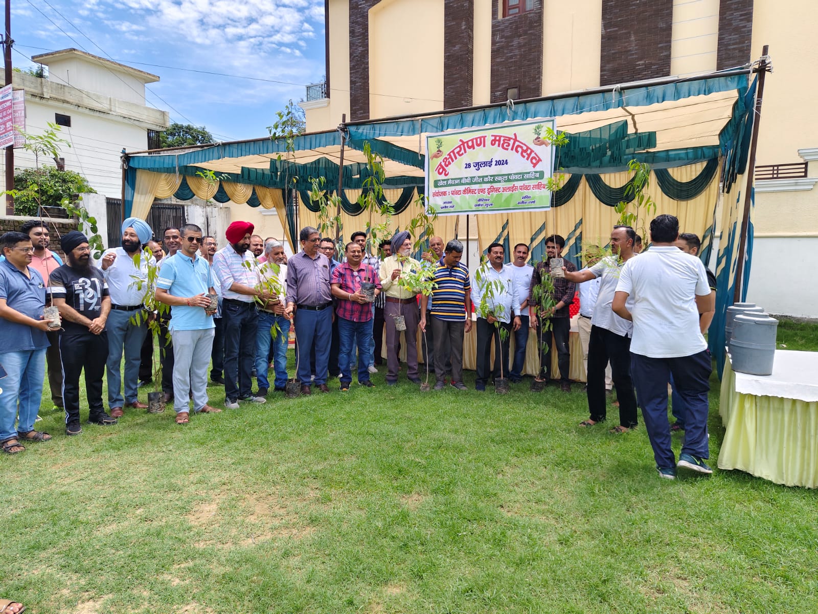 पांवटा में केमिस्ट एसोसिएशन ने रोपे पौधे