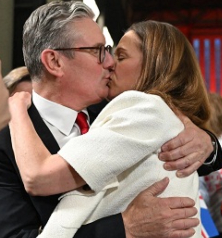 ब्रिटेन में 14 साल बाद ऐतिहासिक जीत के बाद नए PM ने पत्नी को किया victory kiss