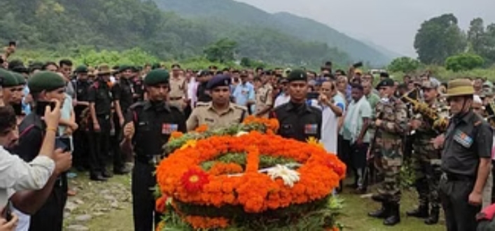 कहीं बहन ने भाई के पार्थिव शरीर को दिया कंधा ; कहीं मासूम बच्चों ने पिता को दी मुखग्नि