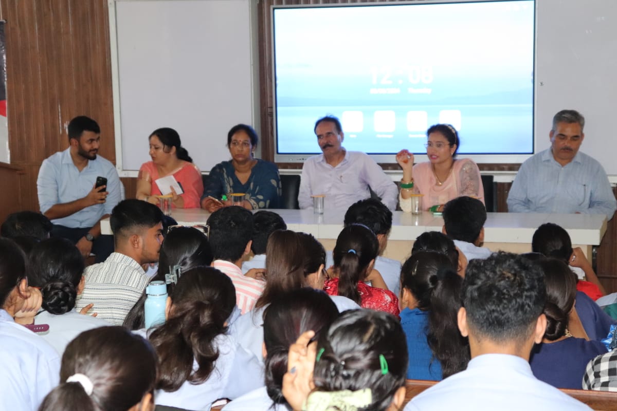 पांवटा कॉलेज के छात्रों को पढ़ाई के साथ साथ पार्ट टाइम जॉब की जानकारी दी