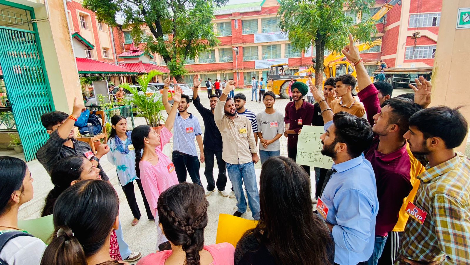 एबीवीपी का फूटा गुस्सा ; ममता का फूंका पुतला