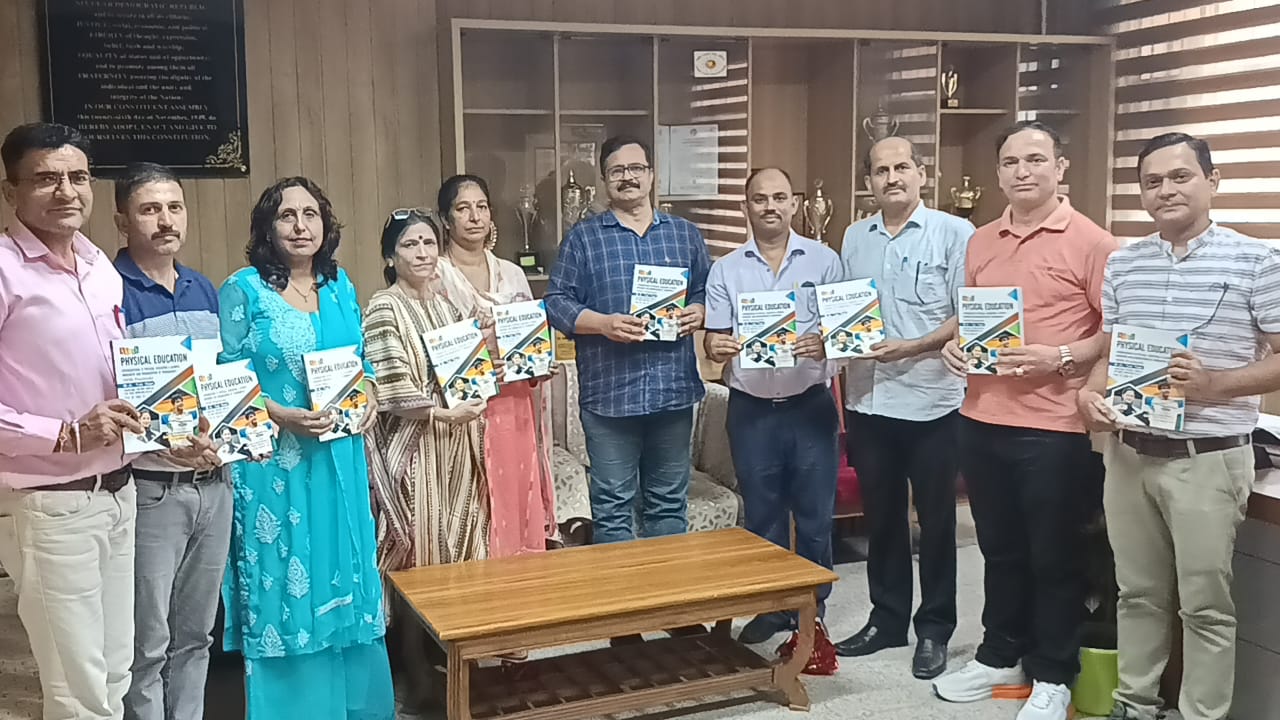 प्राचार्य ने किया पुस्तक का विमोचन