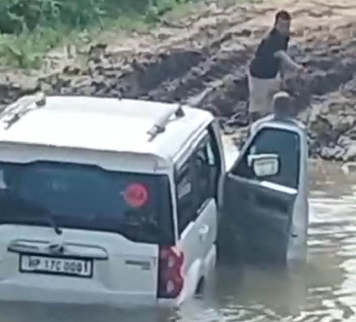 गाड़ी फंसने का वीडियो वायरल होने के बाद पूर्व मंत्री की कड़ी प्रतिक्रिया..