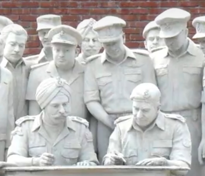 पाकिस्तानी सेना की हार का प्रतीक स्मारक प्रदर्शनकारियों ने तोड़ा