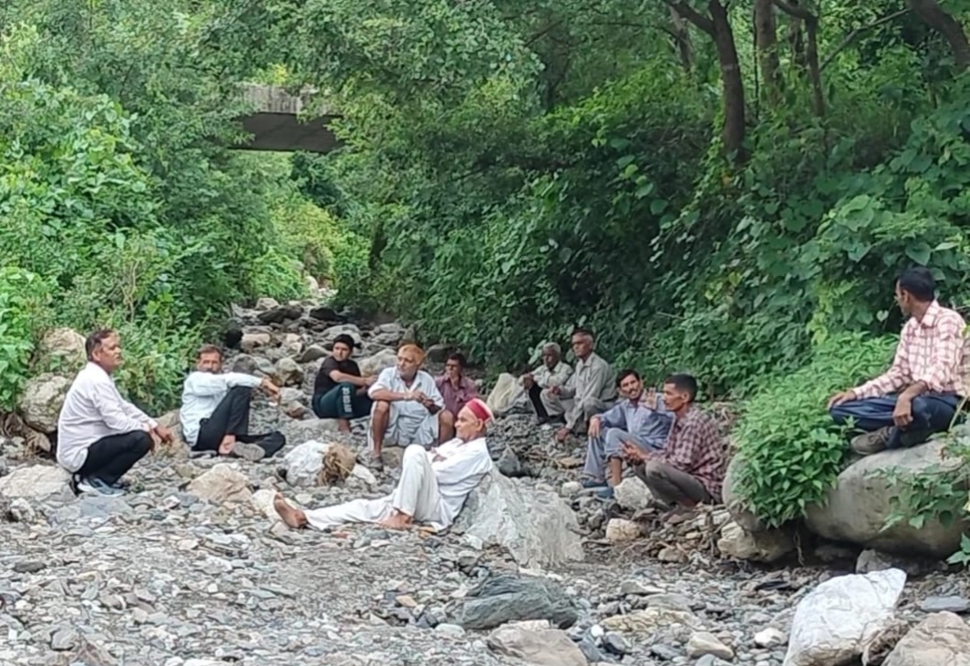 ग्रामीणों की गांधीगिरी ,  बरसाती खड्ड में दिया शांतिपूर्ण धरना