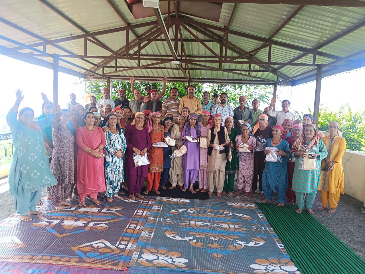 70 वर्ष की आयु पार कर चुके बुजुर्ग को किया बीजेपी ने किया सम्मानित