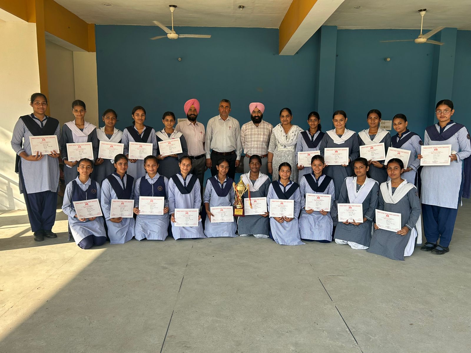 गर्ल्स फुटबॉल टीम ने पहली बार में ही रचा इतिहास