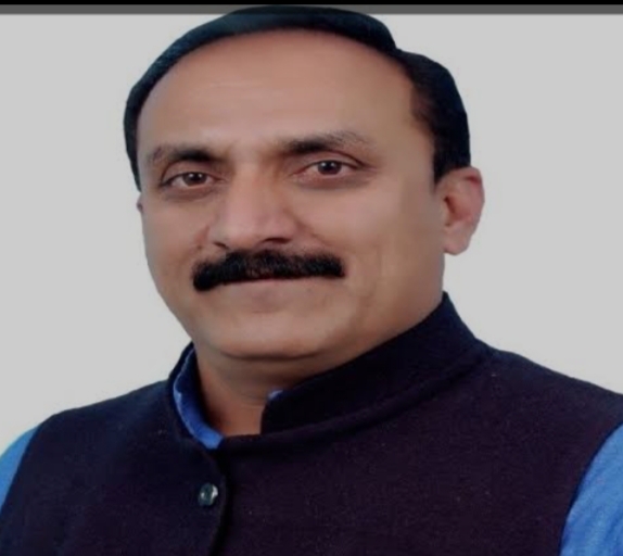 पूर्व विधायक ने बोला मंत्री पर हमला, बस हादसे में घायल अस्पताल में थे, मंत्री आराम फरमा रहे थे