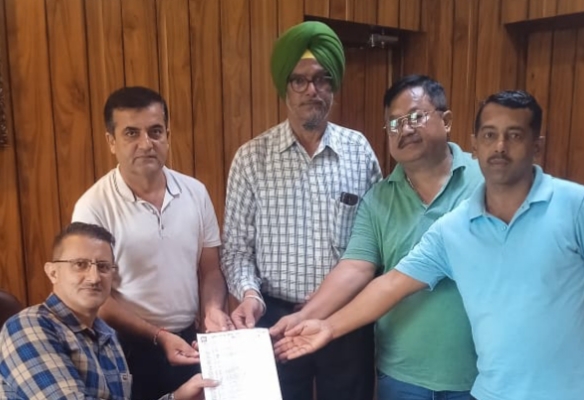 डीसी से मिले भूतपूर्व सैनिक ; सौंपा ज्ञापन