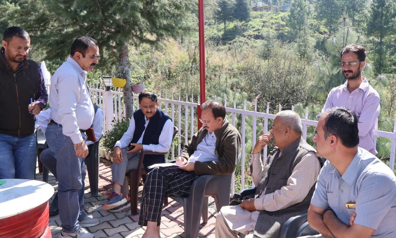 उद्योग मंत्री हर्षवर्धन चौहान ने शिलाई में सुनी जनसमस्याएं उद्योग मंत्री हर्षवर्धन चौहान ने शिलाई में सुनी जनसमस्याएं