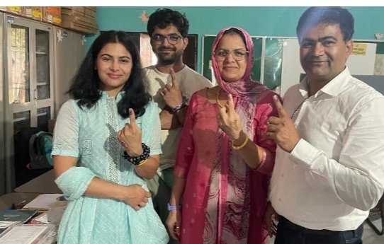 हरियाणा में लोकतंत्र का महापर्व ओलंपिक पदक विजेता मनु भाकर ने भी डाला वोट