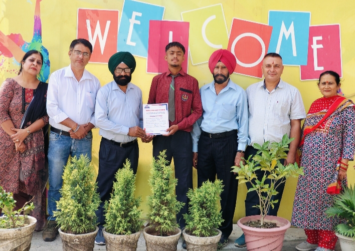 स्टेट खेलकर आए फुटबॉल खिलाड़ी का स्वागत