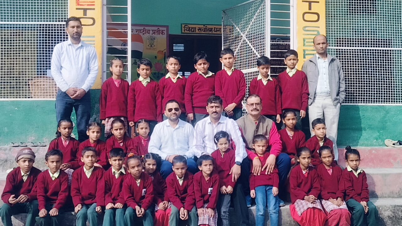 नई स्वेटर पाकर चहके स्कूली बच्चें