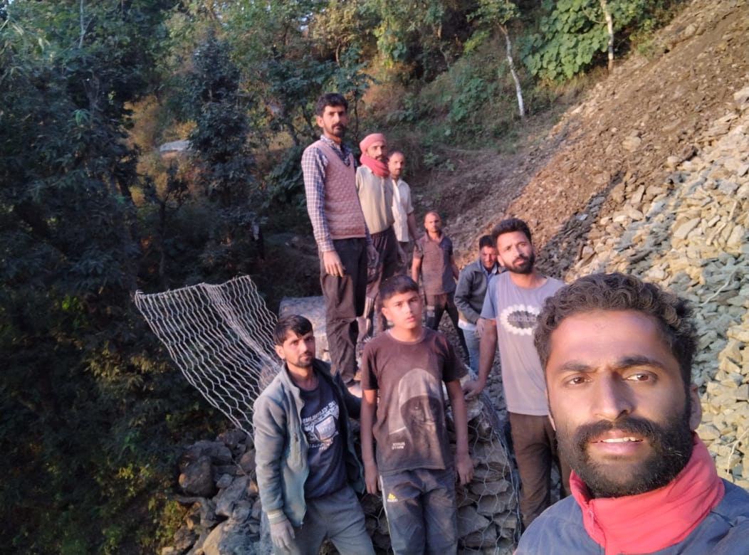 कमरऊ गांव ने फिर पेश की एकता की  मिसाल ,चौकी गांव के लिए बनाई सड़क