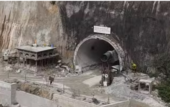 पिछले साल सिल्क्यारा सुरंग में फंसे श्रमिको ने इस बार घर में जलाए दीप