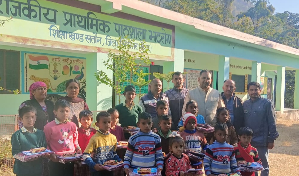 अपनी बेटी के जन्म दिवस पर समाजसेवी ने वितरित किए स्वेटर