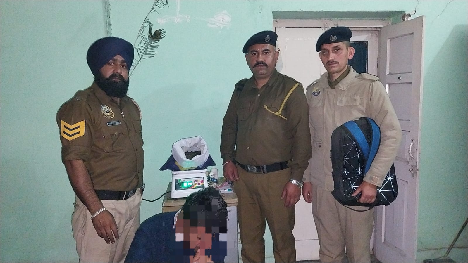 एक किलो से अधिक चरस के साथ युवक गिरफ्तार