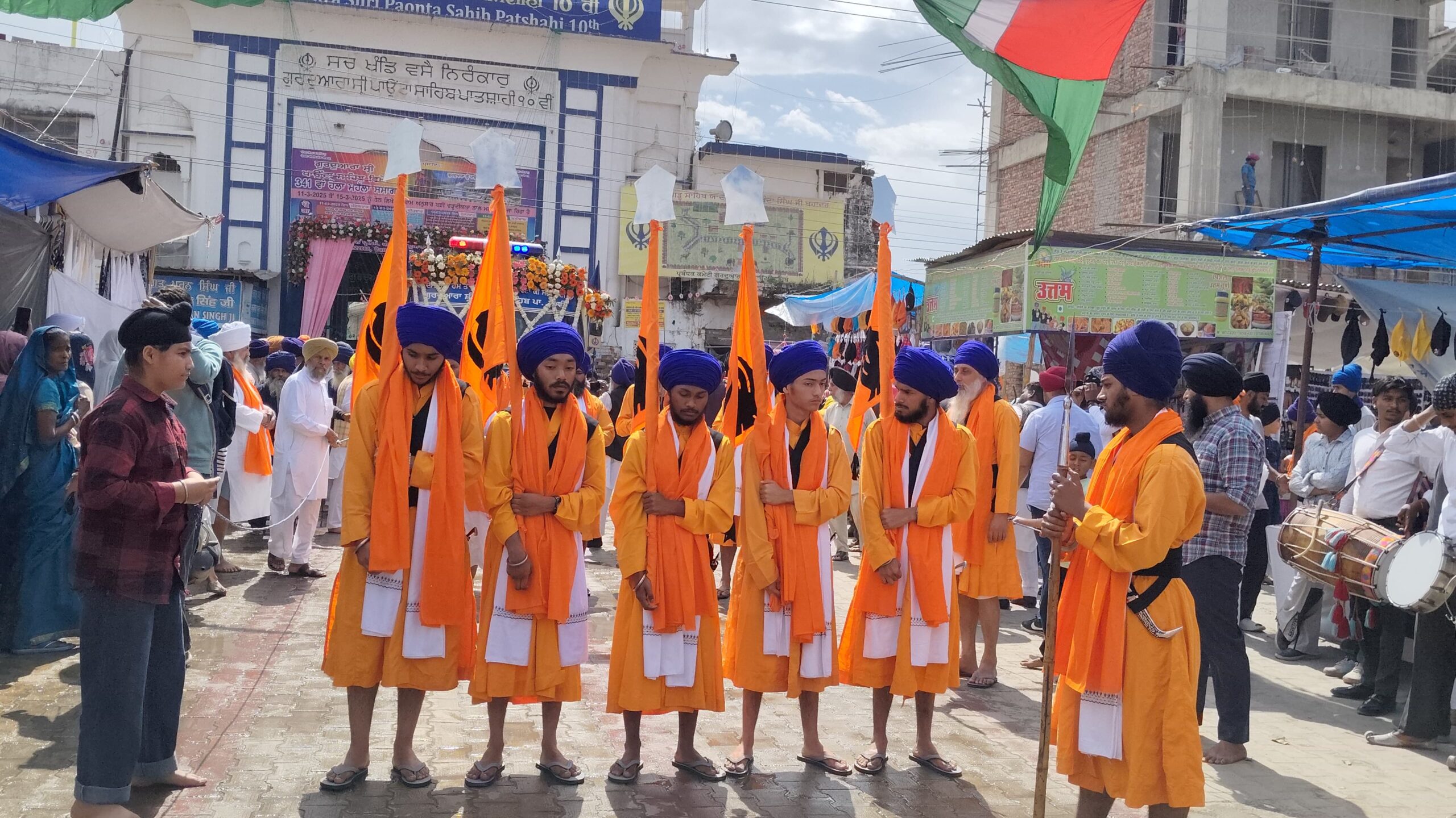 ऐसे निकला पांवटा साहिब में पंज प्यारों की अगुवाई में नगर कीर्तन ऐसे निकला पांवटा साहिब में पंज प्यारों की अगुवाई में नगर कीर्तन