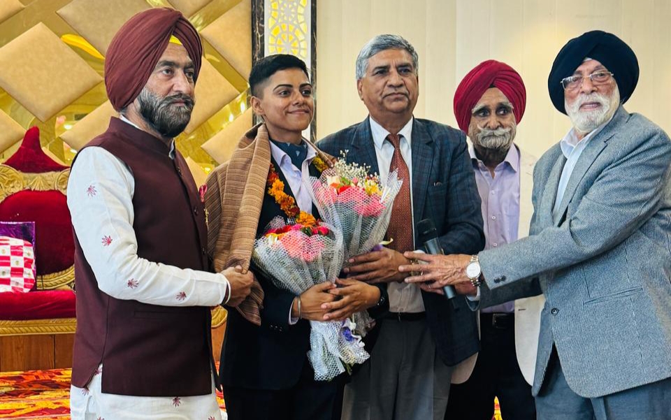 लेफ्टिनेंट बनकर लौटी मनवीन कौर स्वागत लेफ्टिनेंट बनकर लौटी मनवीन कौर स्वागत