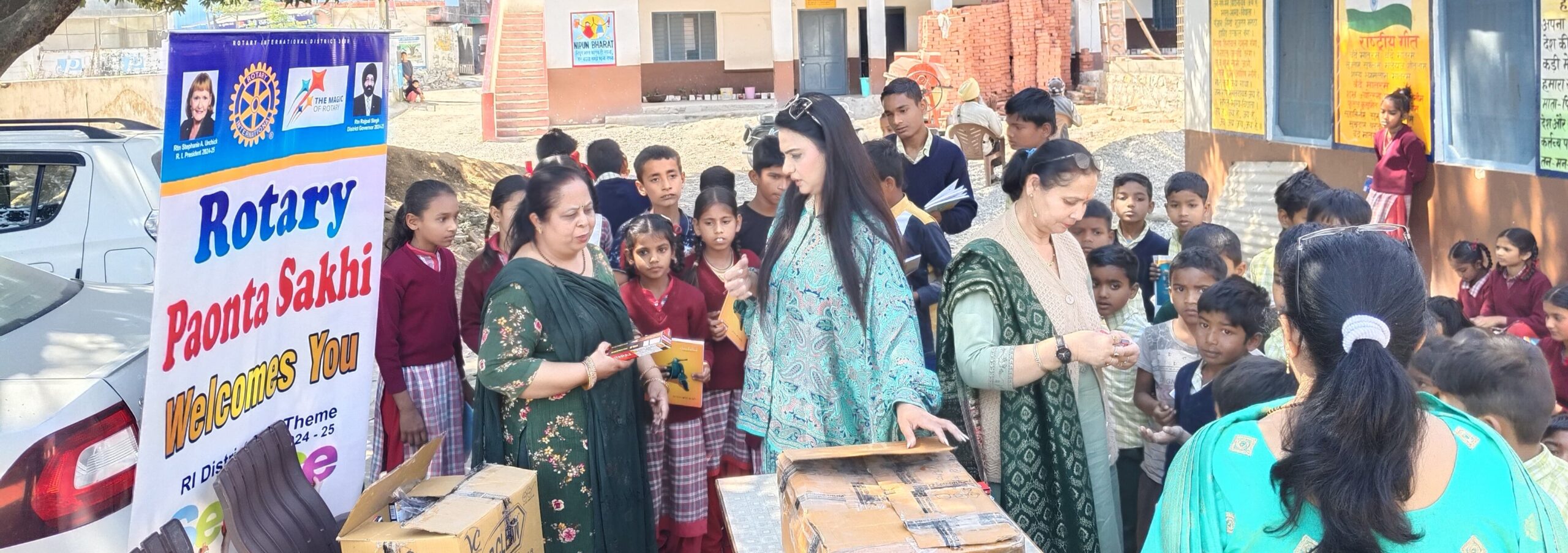 रोटरी सखी अध्यक्ष डॉक्टर हरलीन ने रामपुर घाट स्कूल में वितरित की पाठ्य सामग्री