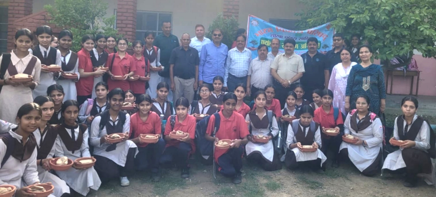 पक्षियों को पीने के पानी के लिए मिट्टी के बर्तन एवं दाना किया वितरित