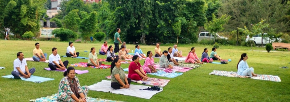 अंतरराष्ट्रीय योग दिवस पर भारत विकास परिषद ने यमुना वन विहार पार्क मे किया योग