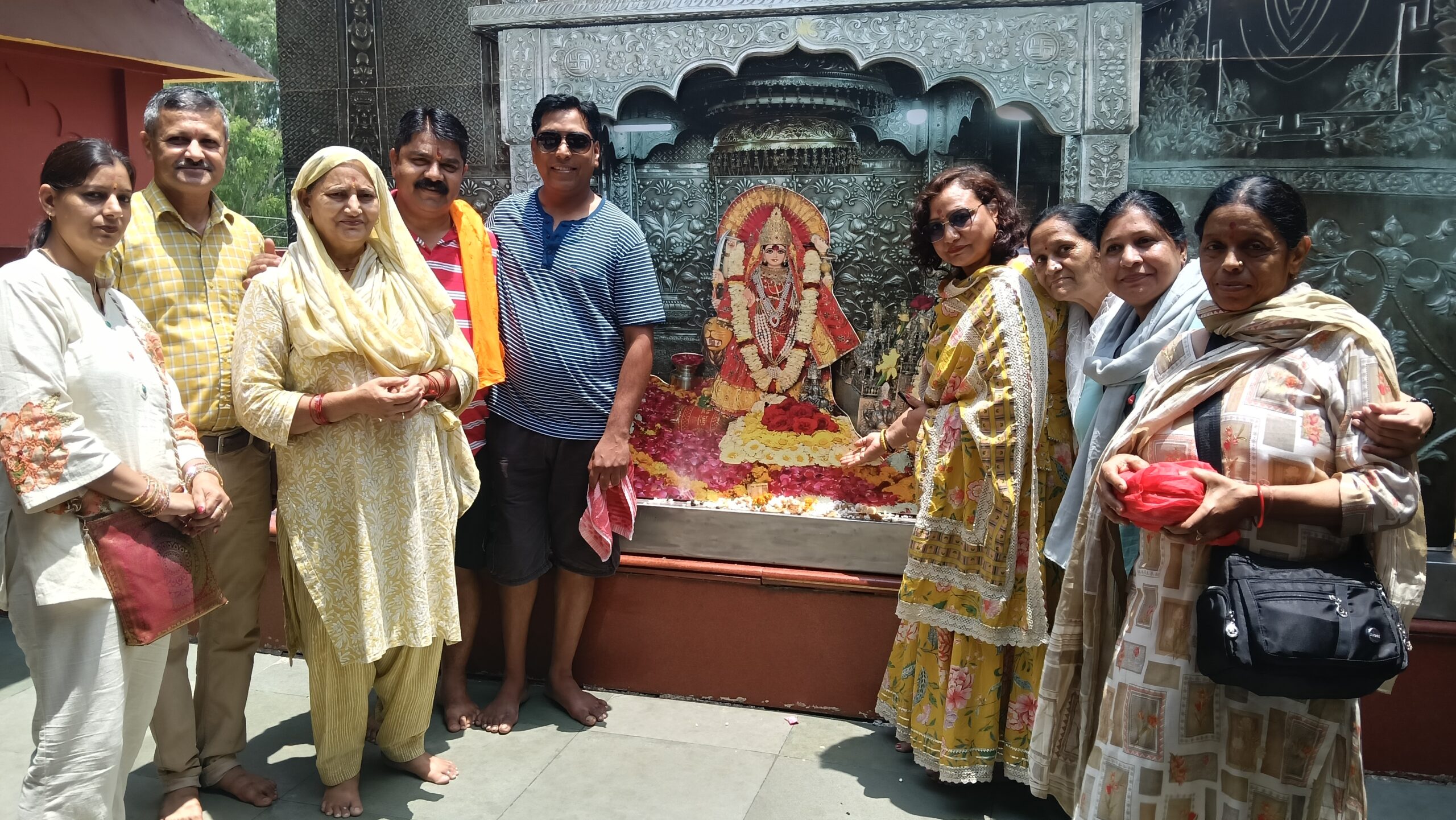 पांवटा से अमरनाथ समेत विभिन्न धार्मिक स्थानों की 7 दिवसीय यात्रा के लिए  जत्था रवाना